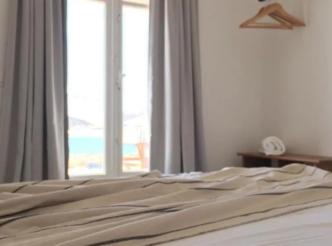 Island White Agios Georgios (Antiparos)